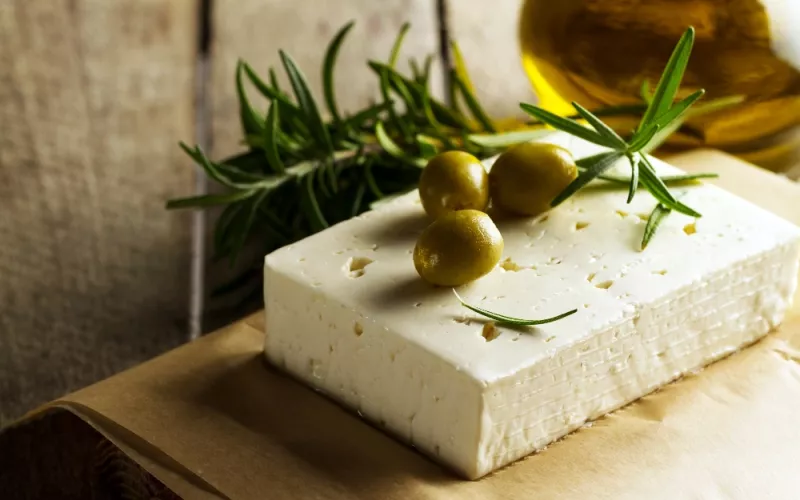 Alla scoperta della feta greca: origini, produzione e curiosità