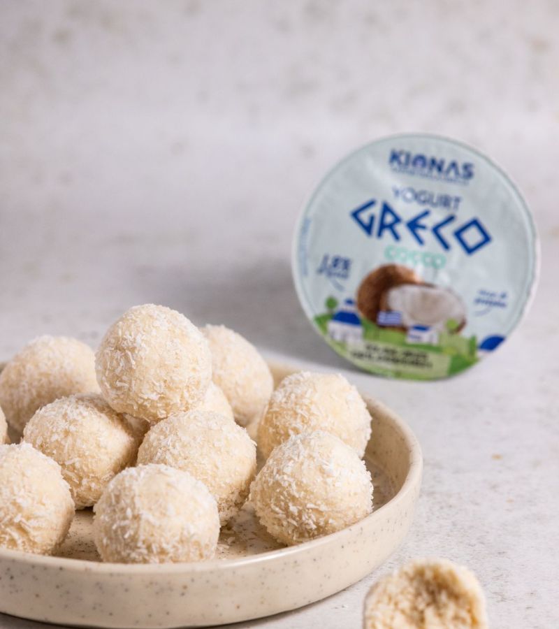 Tartufini con yogurt greco al cocco