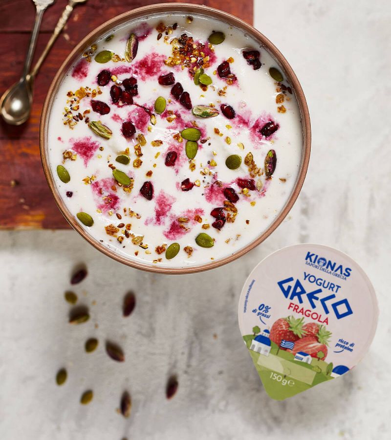 Deliziosa smoothie bowl alla fragola con yogurt greco