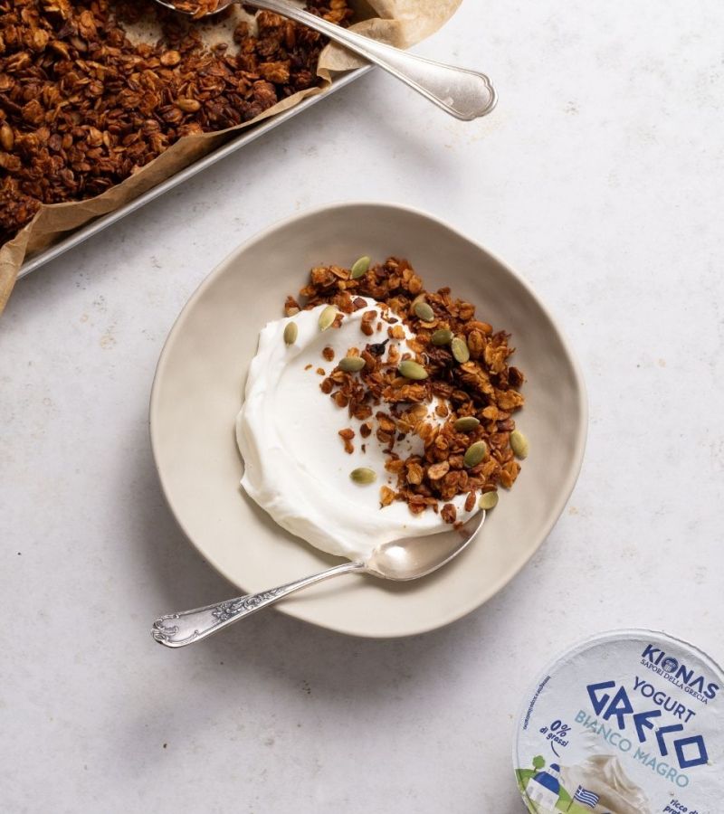 Granola alla zucca con yogurt greco bianco