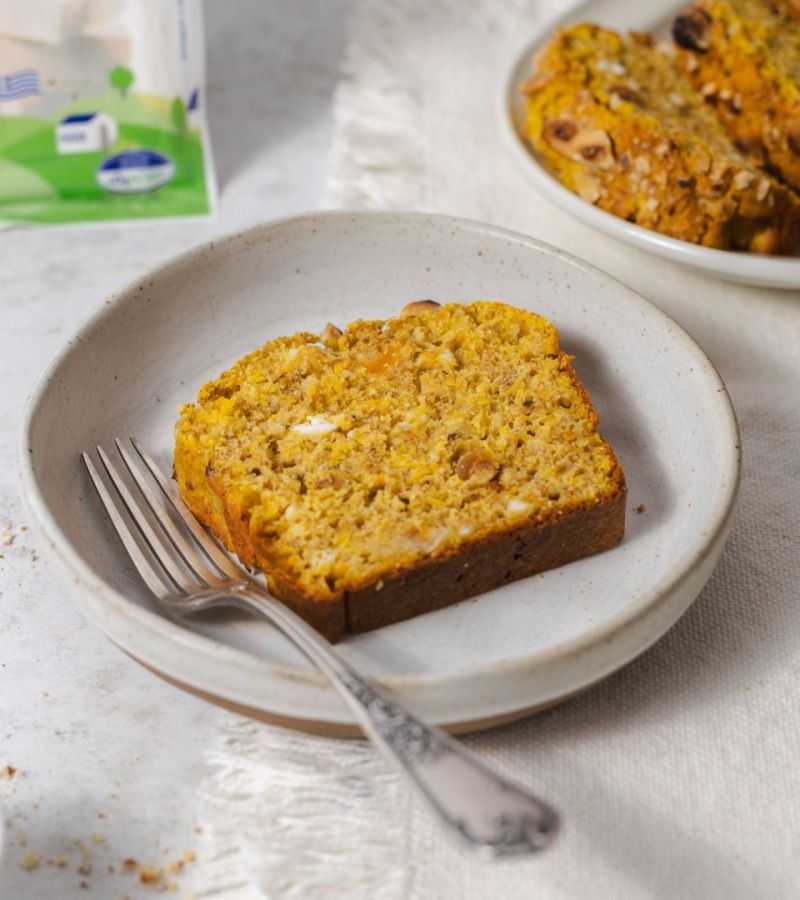 Plumcake salato con zucca, nocciole e feta