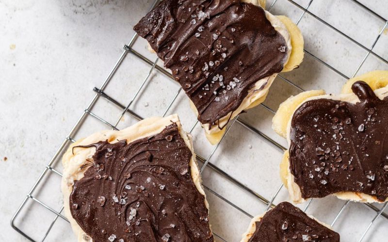 Banana snack con cioccolato e burro d’arachidi