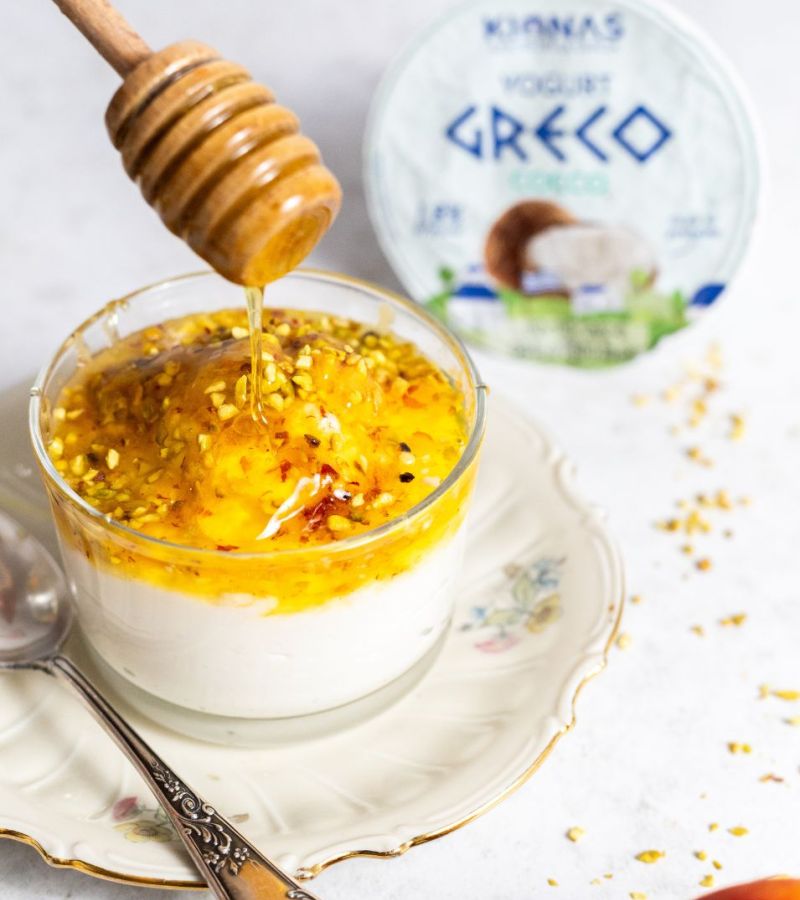 Yogurt al cocco con pistacchio, pesca e miele