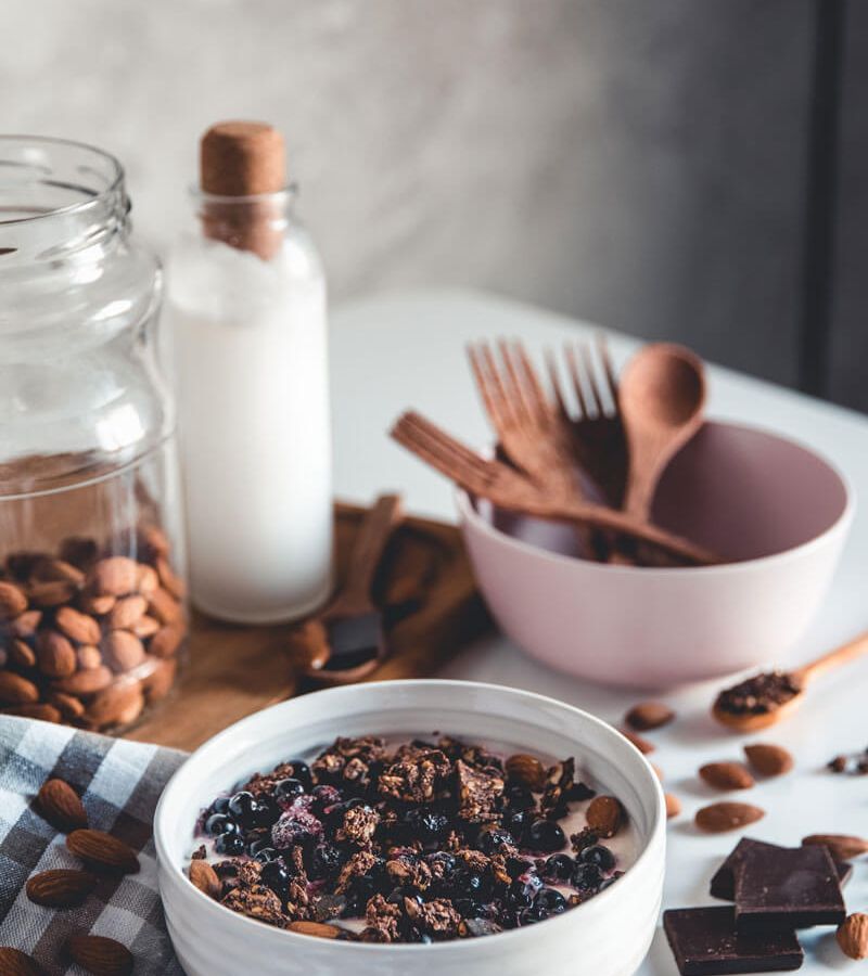 Breakfast bowl con yogurt greco al caffè e cioccolato