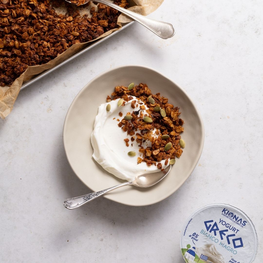 Granola alla zucca con yogurt greco bianco